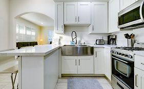 Stylish Modern Home, Ac, Parking & Near Fwys