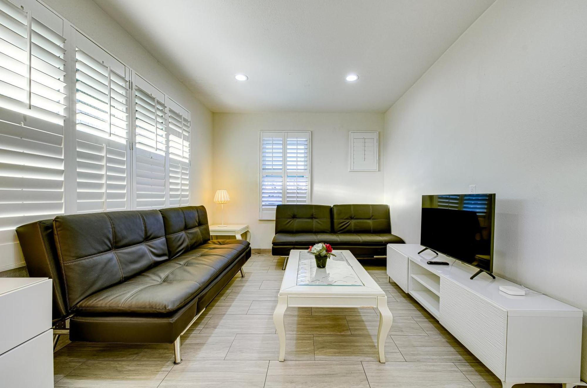 Stylish Modern Home, Ac, Parking & Near Fwys Santa Ana Exterior photo